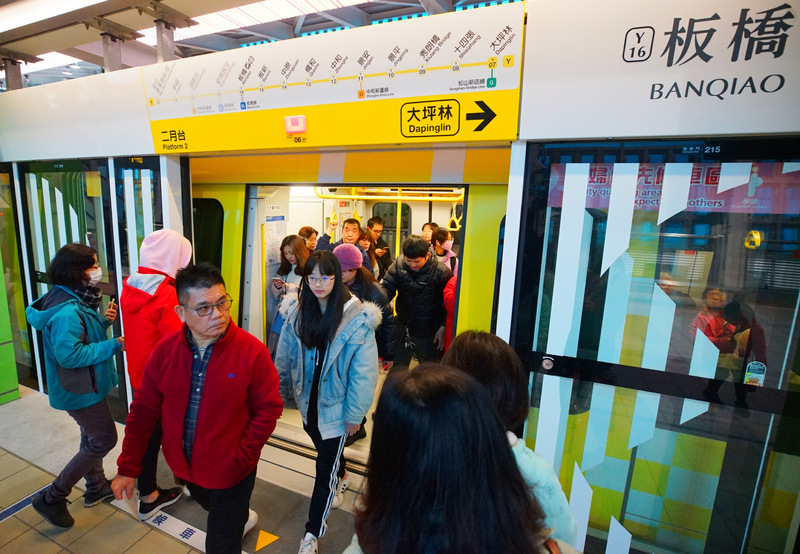 新北捷運環狀線第1階段19日起開放免費試乘，時間為每日上午10時至下午4時，不少民眾搶先體驗。(圖：中央社)