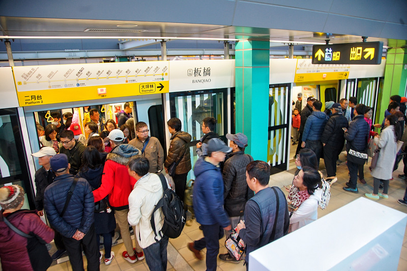 台北環狀線通車後運量破百萬，3月1日正式收費。 (圖:中央社檔案照片)