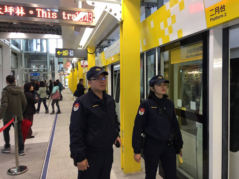 新北捷運環狀線第1階段19日開放免費試乘，台北市警察局捷運警察隊表示，特別責由轄區分隊長帶班執勤，針對各站體及月台層加強巡邏，以確保雙北捷運系統治安維護滴水不漏。（台北市警察局捷運警察隊提供）(圖：中央社)