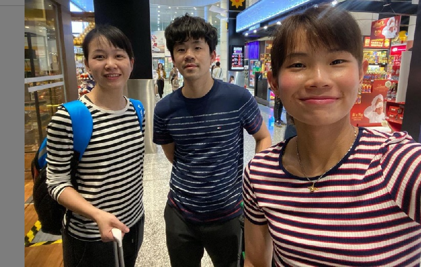 戴資穎 (右)和她的團隊抵達印度。(IG)