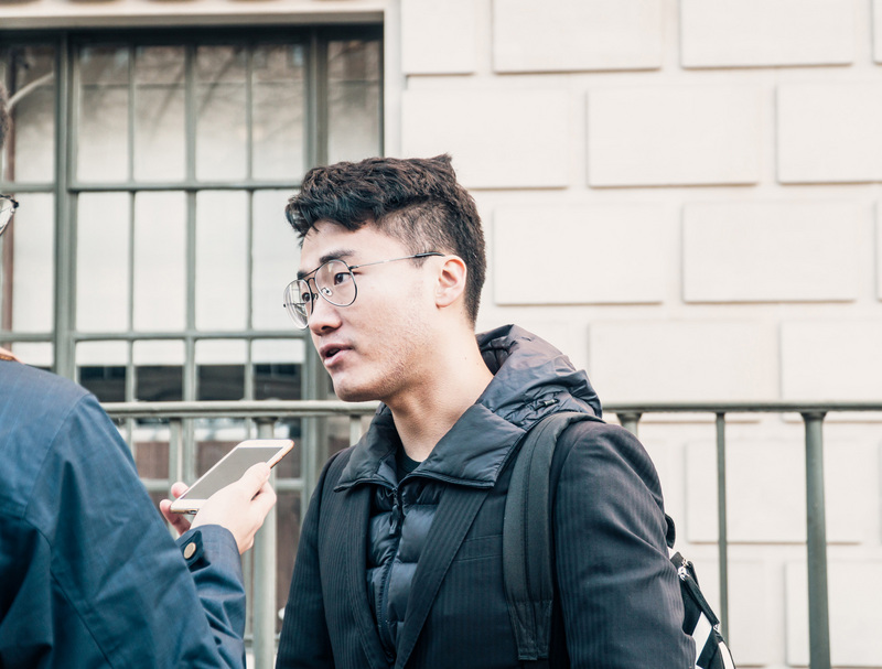 英國的香港人組織以及維吾爾族、西藏人士19日在中國駐英大使館外抗議，前英國駐香港總領事館職員鄭文傑現身。（讀者提供）