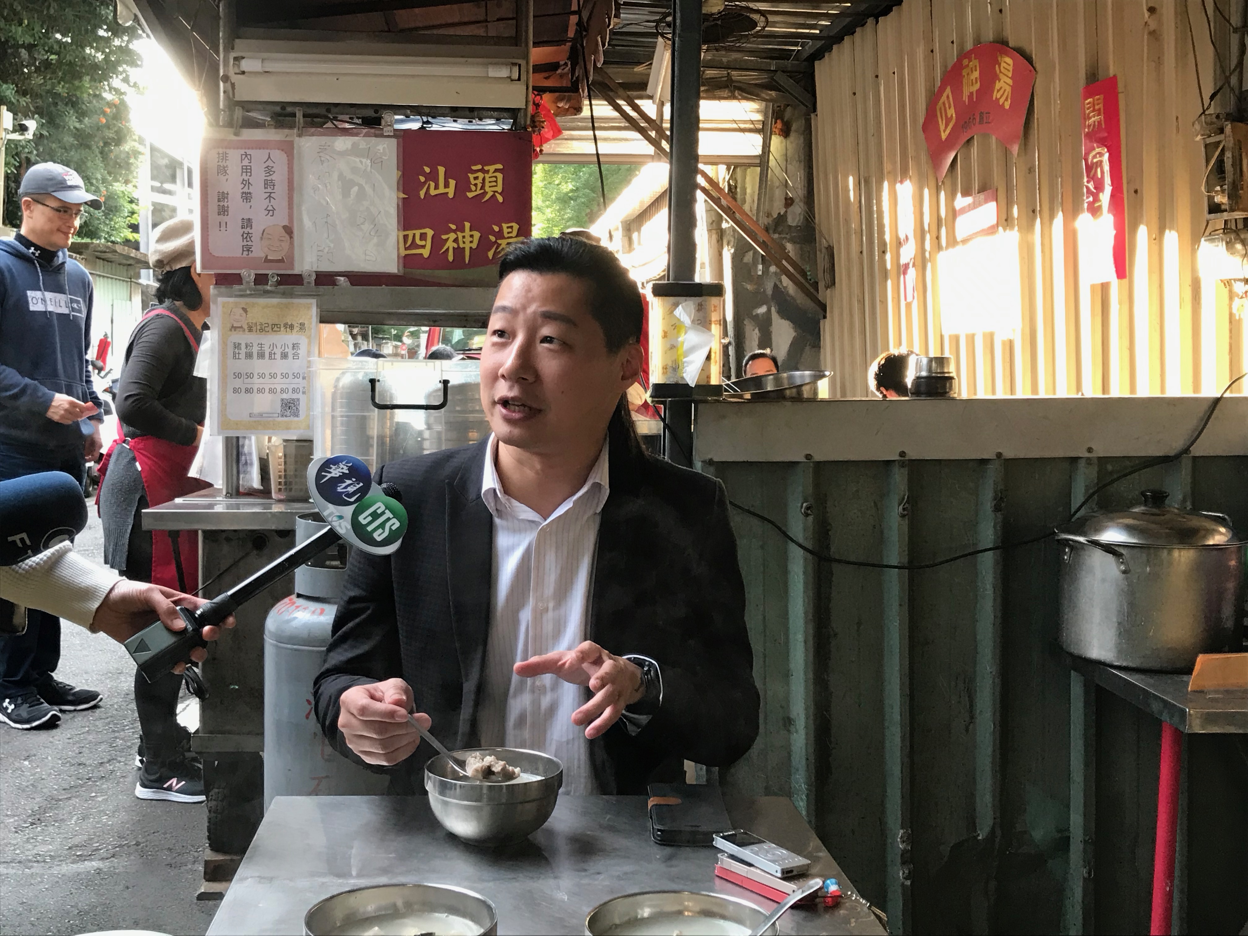 位於婦幼醫院、郵政醫院旁的南昌路夜市是許多饕客必訪之地，這裡有家四神湯不僅是排隊名店，也是無黨籍立委林昶佐的愛店之一。林昶佐說，這家的四神湯料多實在，口感豐富有嚼勁，加上澱粉少、熱量低，對講求身材的朋友來說，是想要享受傳統台灣美食的不二選擇。(鄭舲攝)