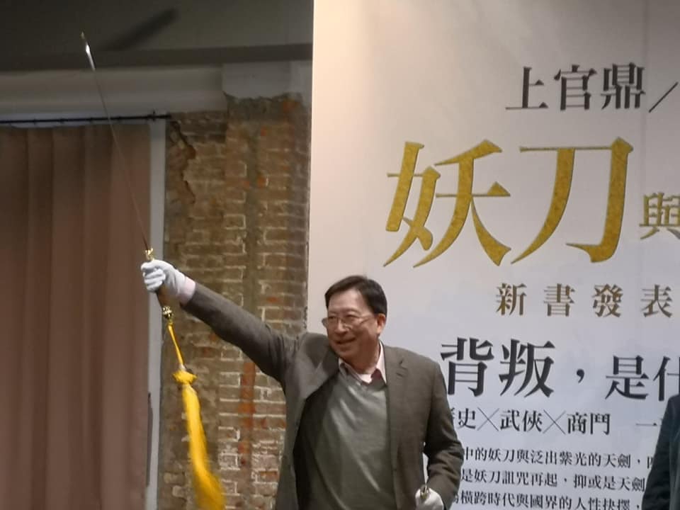 筆名「上官鼎」的前行政院長劉兆玄自卸下閣揆身分後創作不懈，最新出版的「妖刀與天劍」新書更一次囊括了歷史、武俠、現代商場三種題材。(劉玉秋 攝)