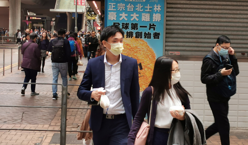 香港25日因應「2019新型冠狀病毒」，應變級別由嚴重提升至緊急。圖為香港市民戴上口罩，以免受傳染。(中央社)