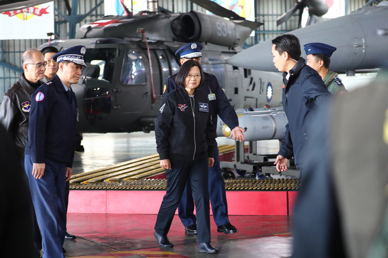 農曆春節將屆，總統蔡英文（中）21日上午前往空軍嘉義基地視導，並慰勉空軍第四戰術戰鬥機聯隊。(圖：中央社)