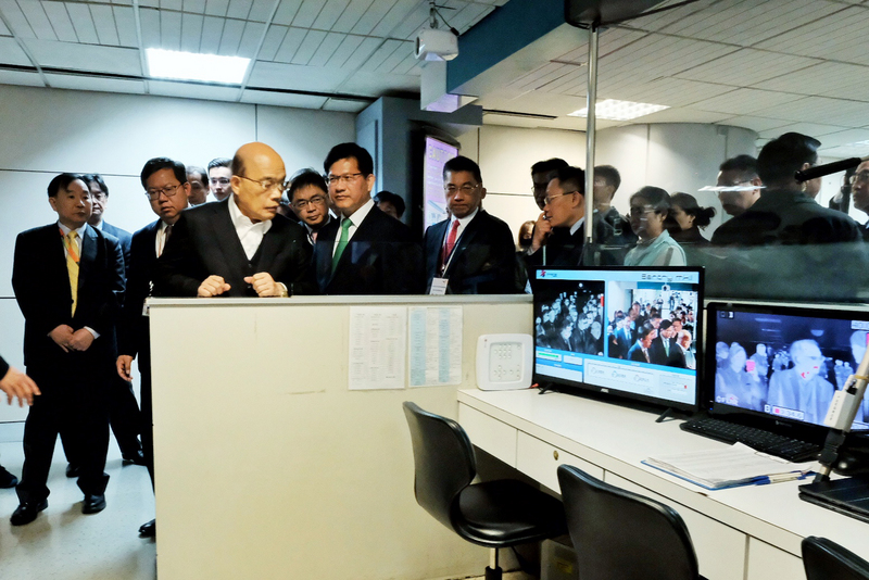 行政院長蘇貞昌（前左）21日在交通部長林佳龍（前左2）、桃園市長鄭文燦（2排左2）等人陪同下，前往桃園國際機場視察武漢肺炎及非洲豬瘟防疫措施，了解自動報到及通關作業等流程及準備。(圖：中央社)