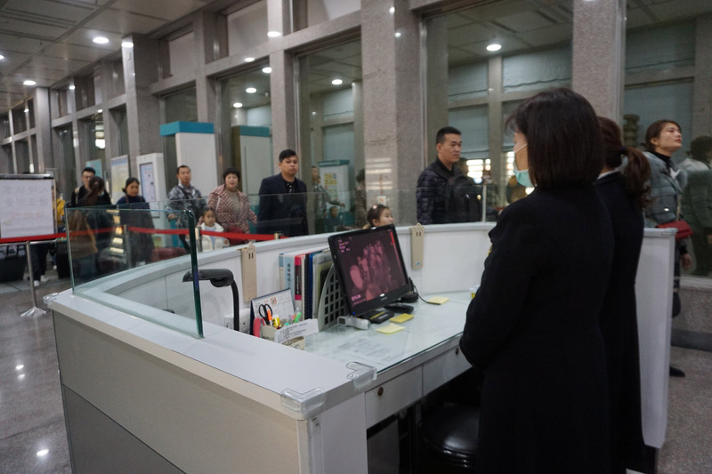 中國武漢肺炎疫情升溫。圖為旅客進入金門檢疫站時必須接受紅外線體溫檢測。(CNA)