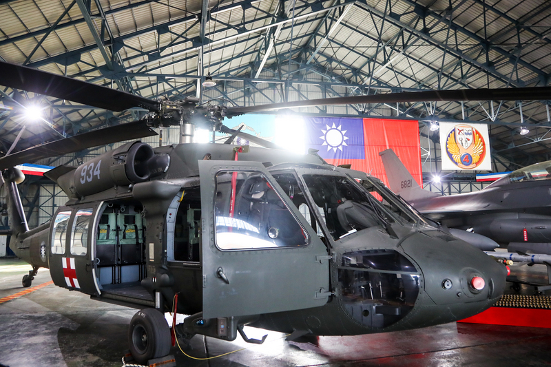 被譽為「慈航天使」的空軍救護隊，在國人遭逢危難時冒著惡劣天候，上山下海執行任務、緊急運送傷病患，以守護國人生命安全為信念，去年獲國軍模範團體的殊榮。(圖：中央社)