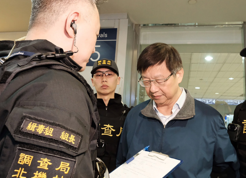 調查局21日將楊文虎押解返台，隨即移送台北地檢署歸案。檢察官訊問後，晚間將楊文虎聲請羈押禁見。(圖：中央社)