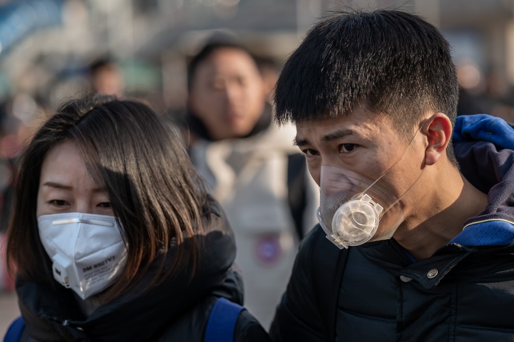 中國「武漢肺炎」疫情持續擴大，圖為北京火車站旅客紛紛戴上口罩防疫，以免受傳染。(AFP)
