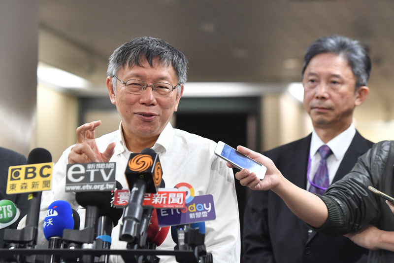 對於中國外交部指最關心台灣健康，台北市長柯文哲（左）表示，那就快讓台灣加入WHO。(檔案照片/中央社)