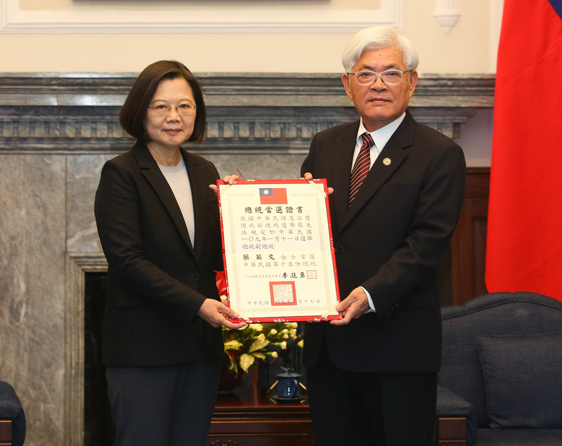 中選會主委李進勇（右）22日前往總統府，致送第15任總統當選證書給總統蔡英文（左）。(圖：中央社)