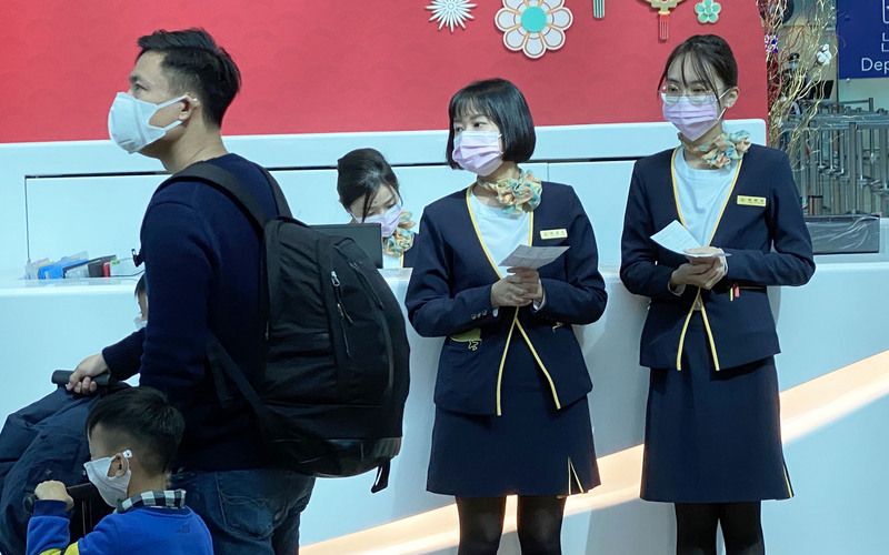 武漢肺炎疫情擴散，桃園國際機場工作人員與旅客22日戴口罩的比例增加，中央疫情指揮中心也呼籲民眾勿囤積口罩，目前數量充足。（中央社）