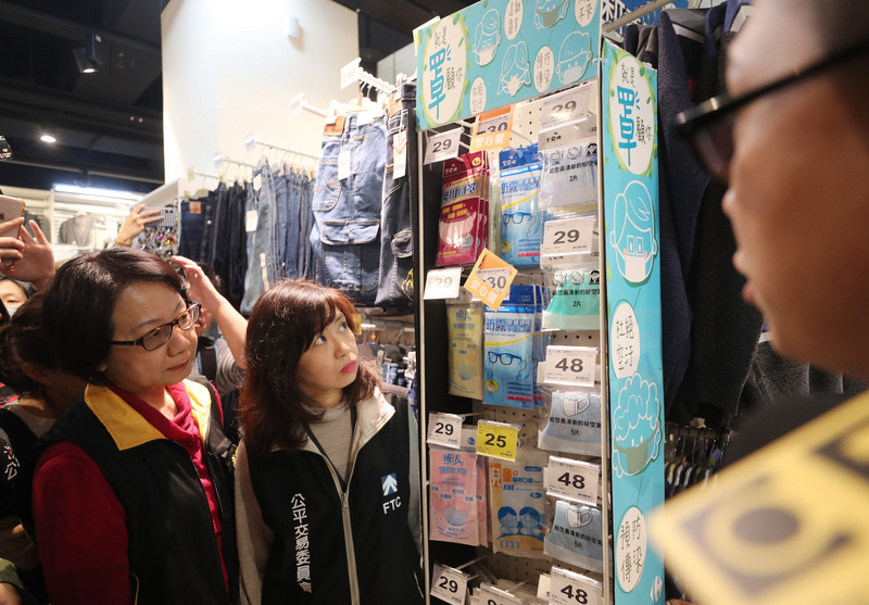 中國武漢肺炎疫情延燒，口罩等相關防疫商品需求大增，醫師表示，布口罩只能擋口水，無法擋病毒，但布口罩仍能達基本保護效果。(檔案照片/中央社)