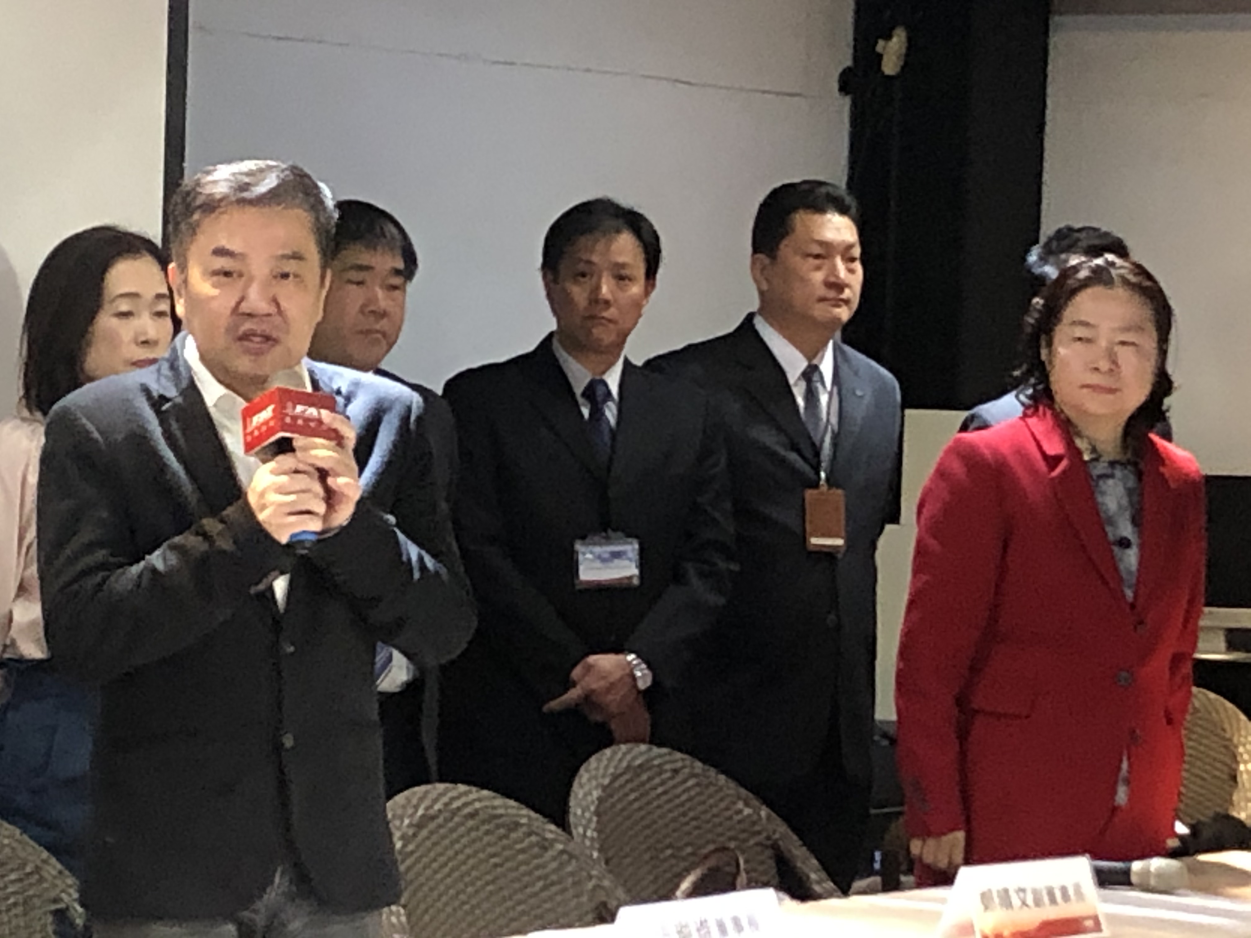 遠航董座張綱維(左)22日在投資人代表蔡慧玲律師(右)陪同下召開記者會，強調已找到新的投資人蔡孟哲，只是投資的前提是「政府必須同意遠航復飛」。(吳琍君攝)
