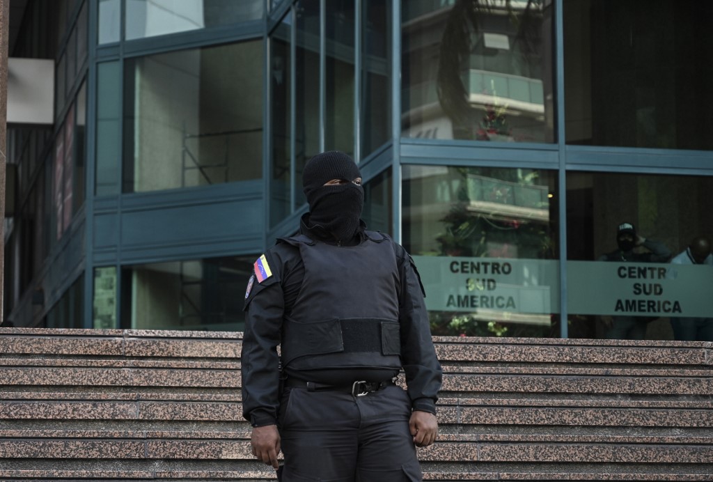 委內瑞拉情報人員突襲瓜伊多辦公室。圖為安全人員在主要出入口警戒。(AFP)
