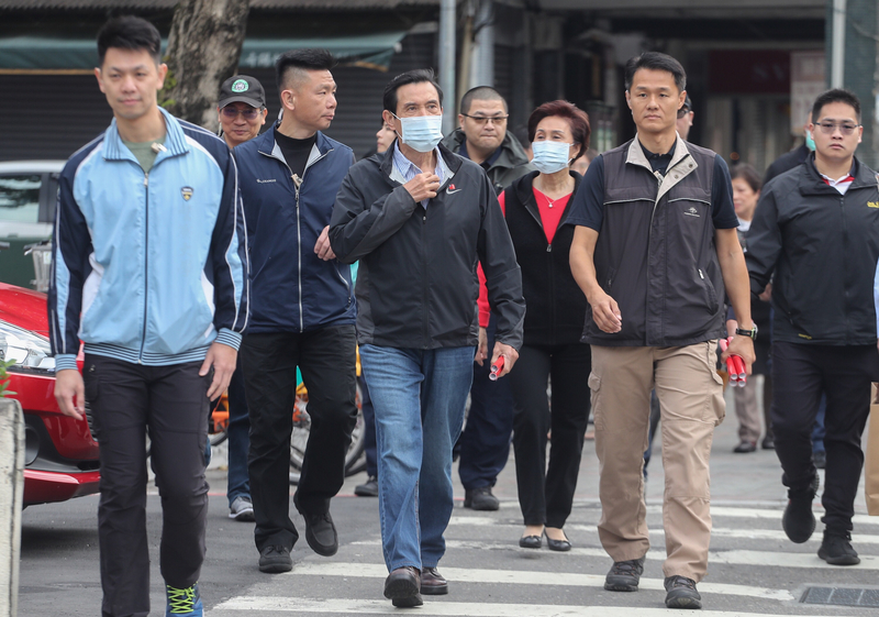 降低疫情威脅 馬英九：台灣可提供中國防疫物資。圖為前總統馬英九（前中）與大姊馬以南（右3）日前前往台北市興隆市場採買年菜，因應武漢肺炎疫情，兩人戴上口罩，並在市場發送口罩宣導防疫。(中央社)