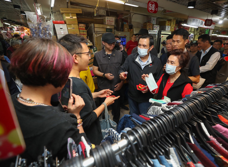 前總統馬英九（前右2）與大姊馬以南（前右）23日上午前往台北市興隆市場採買年菜，並向民眾及攤商發送春聯福袋及口罩，加強武漢肺炎防疫宣導。