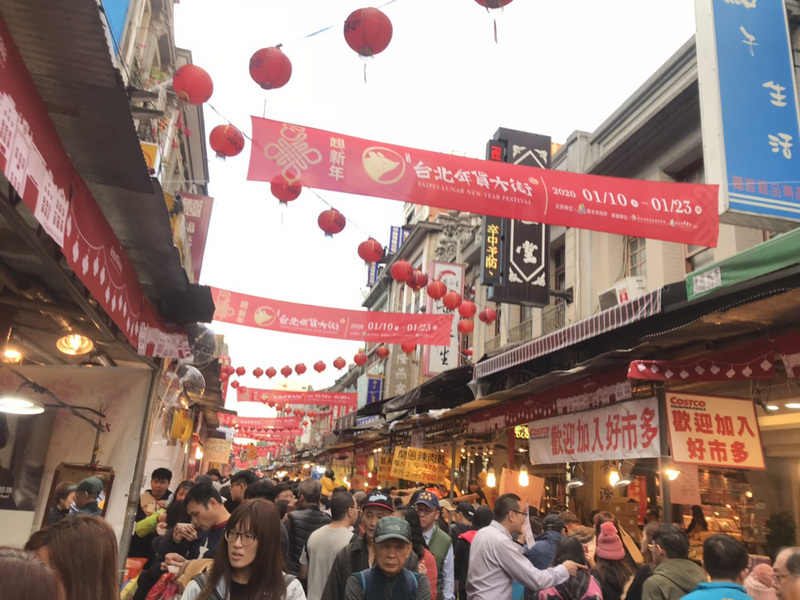 疫情升溫，台北市政府宣布，台北迪化街的年貨大街今年的實體活動取消。(中央社)