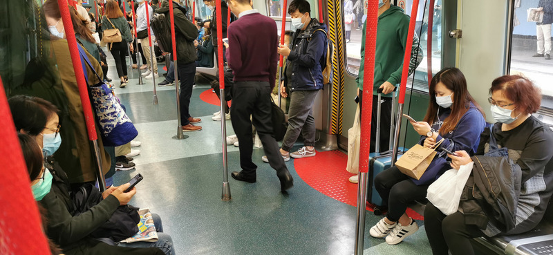 防範武漢肺炎，香港東鐵車廂內大部分乘客戴上醫用口罩。(資料照片/中央社)
