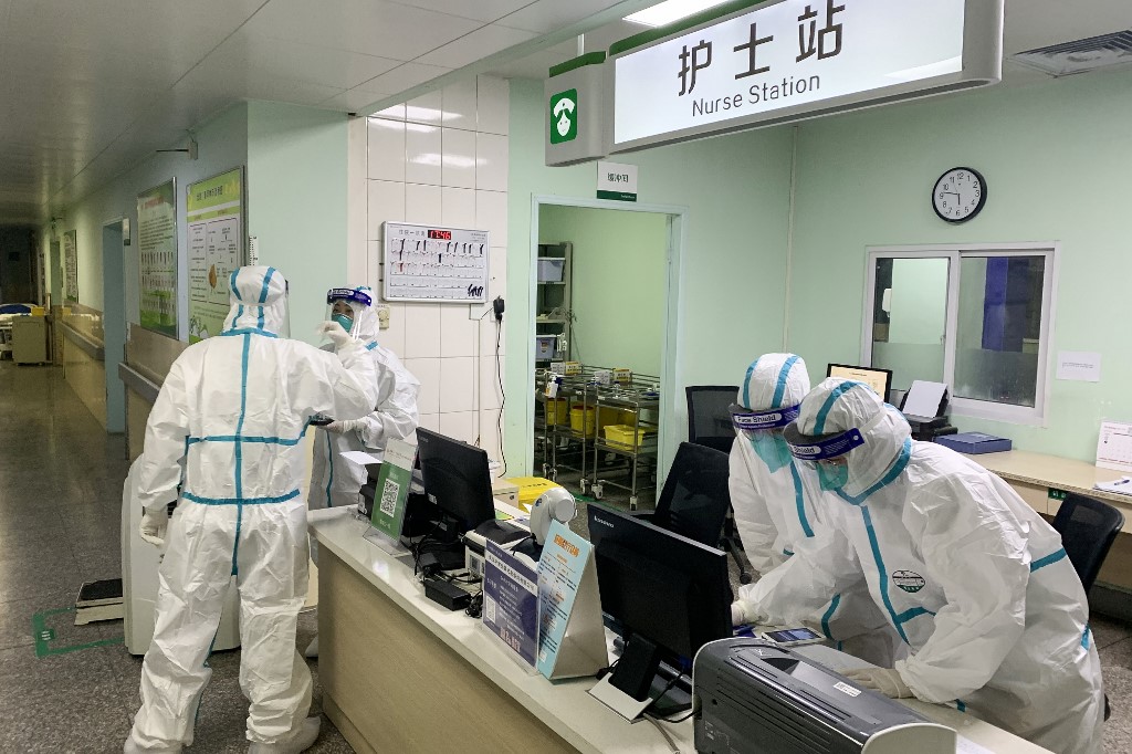 中國武漢大學人民醫院24日發布報告指出，臨床上有些武漢肺炎的患者一開始並沒有典型的發燒、咳嗽、乏力症狀。圖為武漢大學中南醫院醫護人員全部穿上隔離衣。(AFP資料照片)