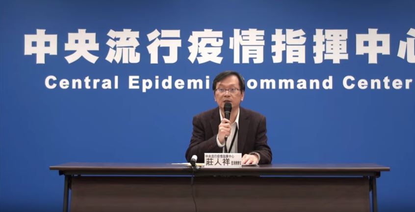 中央流行疫情指揮中心表示，台灣目前也處於流感高峰期，由於新型冠狀病毒傳染力、致死率都還無法確認，因此有必要採取更嚴格的防疫措施。(江昭倫 攝)