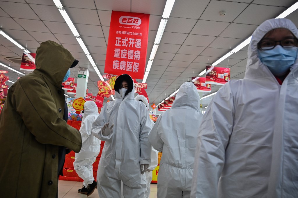 俗稱武漢肺炎的「2019新型冠狀病毒」疫情擴散，中國官員坦承目前防護衣產量難滿足需求。(AFP)
