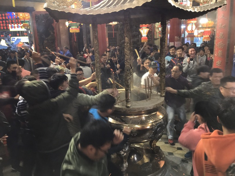 由於疫情考量，大甲鎮瀾宮今年除夕夜搶頭香活動停辦，圖為去年搶頭香的盛況。(資料照片/中央社)
