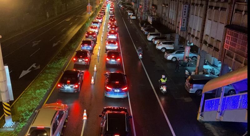 蘇花改全線通車後，大年初一首次面對連假車潮。交通部公路總局25日表示，蘇花改凌晨2時起就湧現車潮，蘇澳端入口處出現回堵車流，許多車輛排隊等待進入蘇花改路段。（警方提供）