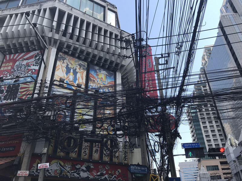 曼谷市路邊經常有纏繞成數圈的電纜線，成為曼谷特有的都會景象。 (圖：中央社)