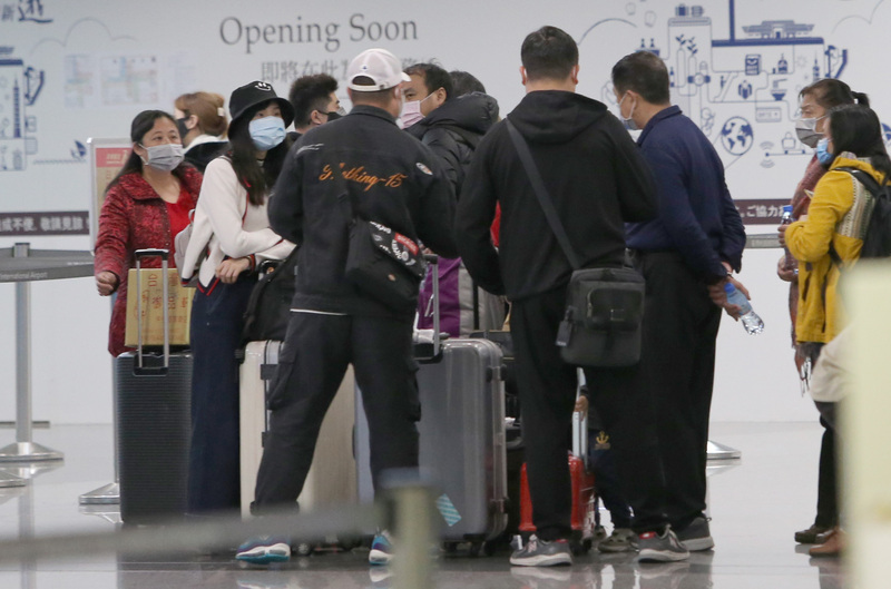 因應武漢肺炎疫情，至少超過3團來自湖北省旅遊團員，26日自桃園國際機場搭機離台。(圖：中央社)
