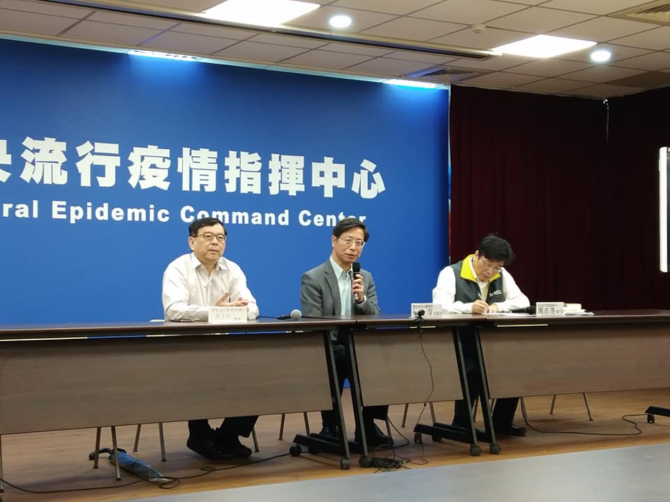 左起台大醫院小兒部主任黃立民、傳染病防治醫療網指揮官張上淳、指揮中心執行官周志浩26日舉行記者會，解說武漢肺炎特性與防疫資訊。(王韋婷攝)
