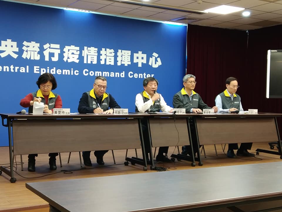 衛福部長陳時中26日主持中央流行疫情指揮中心記者會，宣布進一步加強防疫措施。(王韋婷攝)