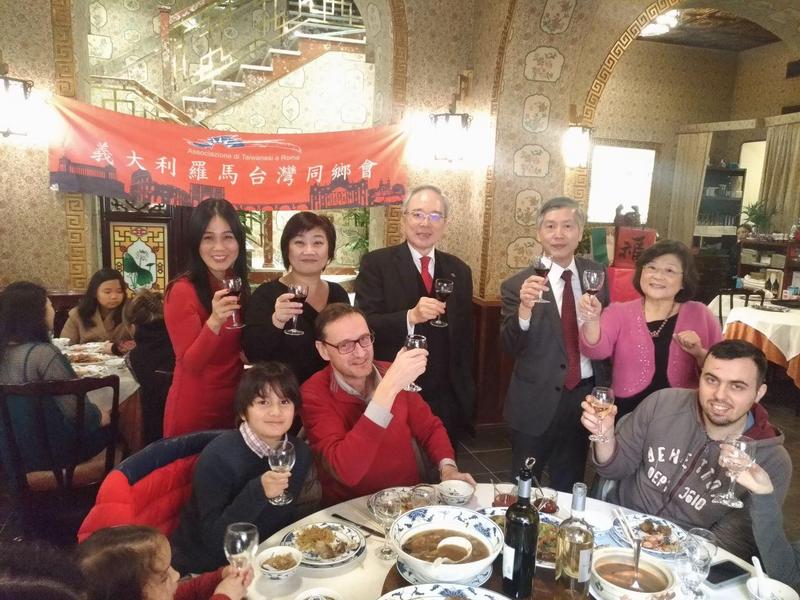 羅馬台灣同鄉會26日舉辦春節聚餐，駐教廷大使李世明（左3）、駐義大利副代表黃瑞龍（右2），僑務促進委員湯美快、王美紅（左1、左2）等60多位僑胞與義大利友人出席。（駐義大利代表處提供）