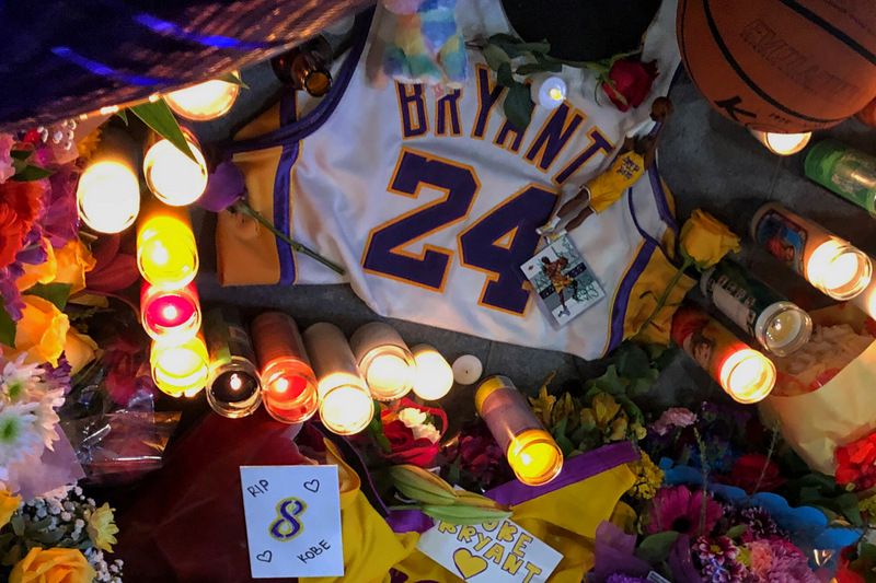 美國職籃NBA洛杉磯湖人傳奇球星布萊恩（Kobe Bryant）26日不幸墜機過世，球迷聚集在湖人主場史泰博中心（Staples Center）外廣場，獻上花束卡片追思這位傳奇球星。