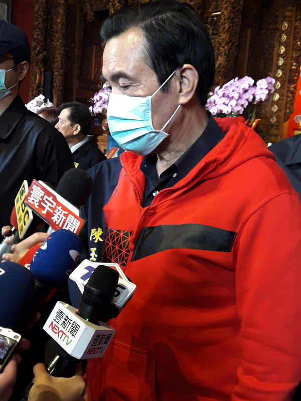 前總統馬英九（圖）27日前往關渡宮參香祈福，活動全程戴口罩，拱手不握手。對於武漢肺炎疫情擴散，政府暫時停止醫療外科及N95口罩出口，馬英九認為，應該可以衡量一下，倒不一定要很僵硬的規定。