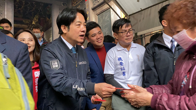 準副總統賴清德（前左）27日到新竹都城隍廟參拜，並發放福袋給民眾，喜迎庚子金鼠年。(圖：中央社)