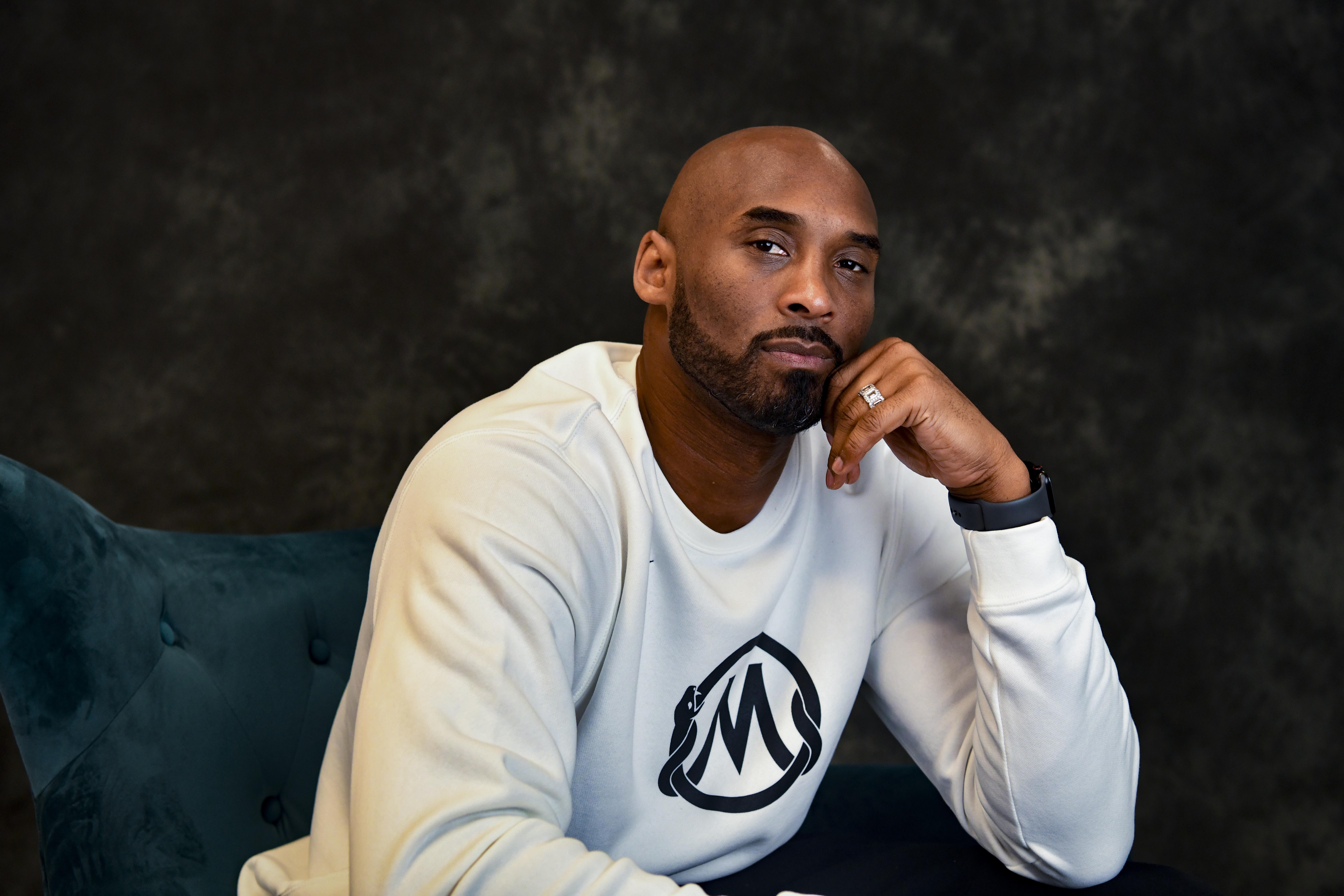 前NBA球員柯比·布萊恩（Kobe Bryant）在加州辦公室裡擺姿勢肖像。布萊恩特是史上最偉大的NBA球員之一，甚至曾獲得奧斯卡金像獎。(路透社)