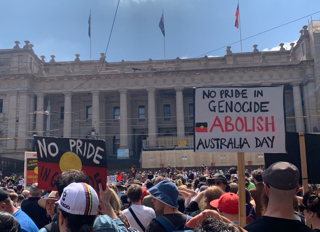 澳洲民眾抗議官方國慶日，稱為英國入侵日。圖twitter