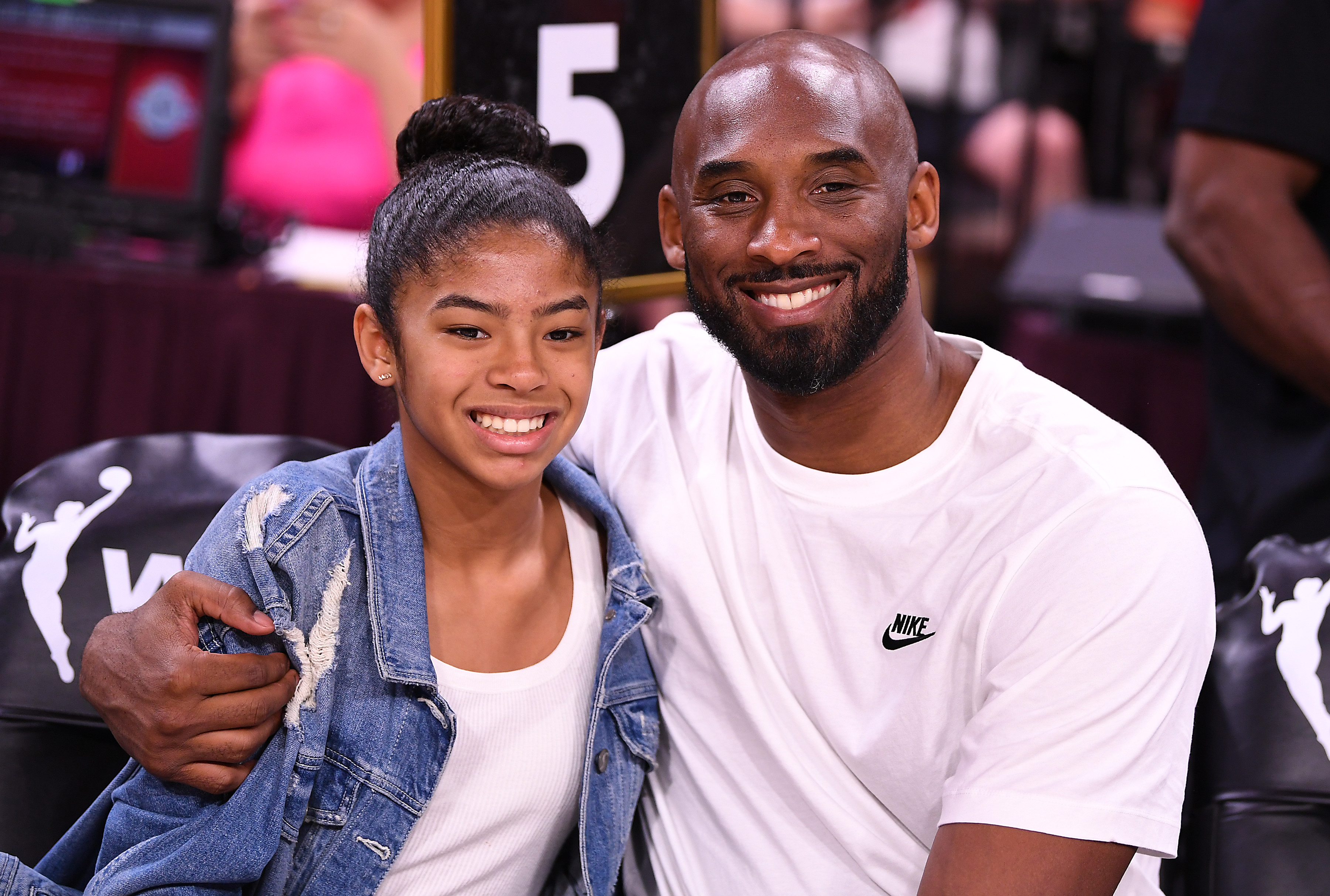 圖為2019年7月科比·布萊恩特（Kobe Bryant）和女兒吉安娜（Gianna）在曼德勒海灣活動中心舉行的WNBA全明星賽上合照。(路透社)