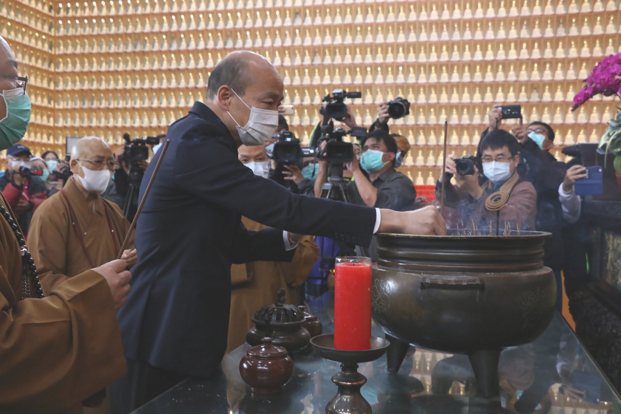 韓國瑜28日赴佛光山叩鐘祈福。(高雄市府提供)