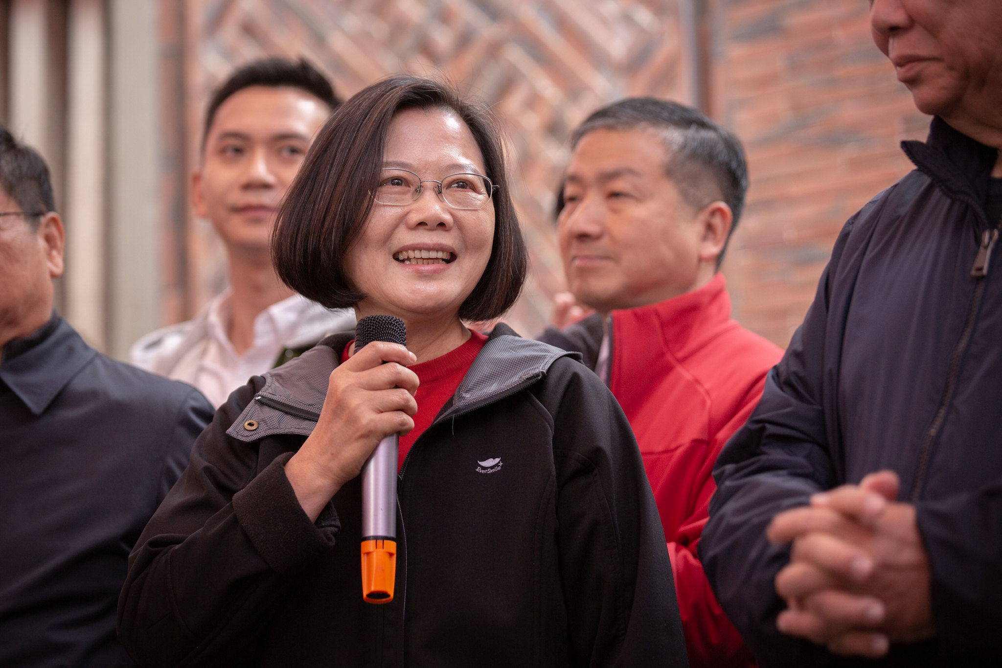 蔡英文總統28日參香 「新埔褒忠亭義民廟」並發送新春福袋向民眾賀年。 (圖:總統府)