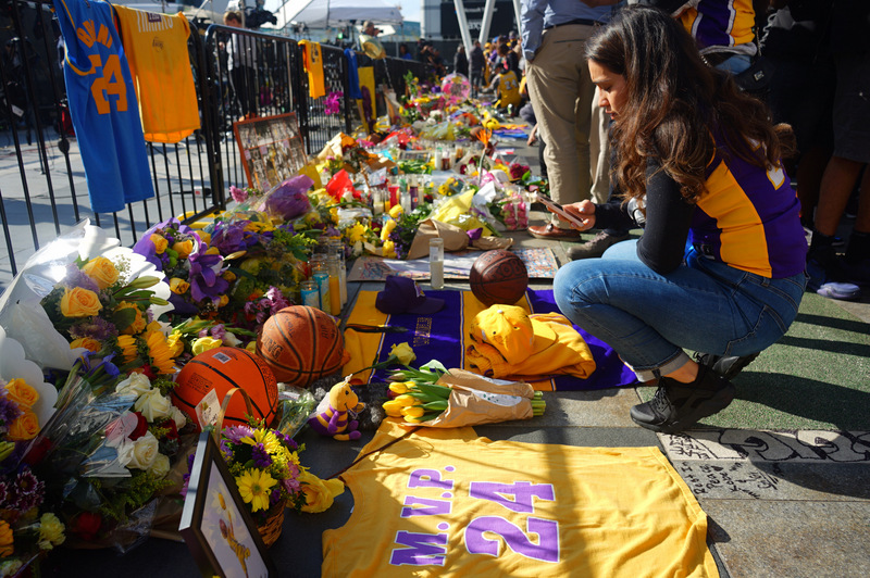 美國職籃NBA洛杉磯湖人傳奇球星布萊恩（Kobe Bryant）26日墜機過世，隔天湖人主場史泰博中心（StaplesCenter）附近廣場仍有不少球迷持續到場緬懷布萊恩。(圖:中央社)
