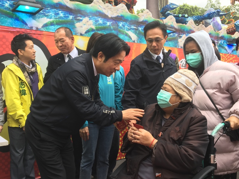 副總統當選人賴清德（前左）28日參拜北投關渡宮，在現場發放紅包，吸引大批民眾排隊索取；他接受媒體採訪時表示，武漢疫情會衝擊經濟表現，不論是中國或國際市場均將受影響，但相信總統蔡英文以及專業財經團隊會帶領台灣走過衝擊。(圖：中央社)