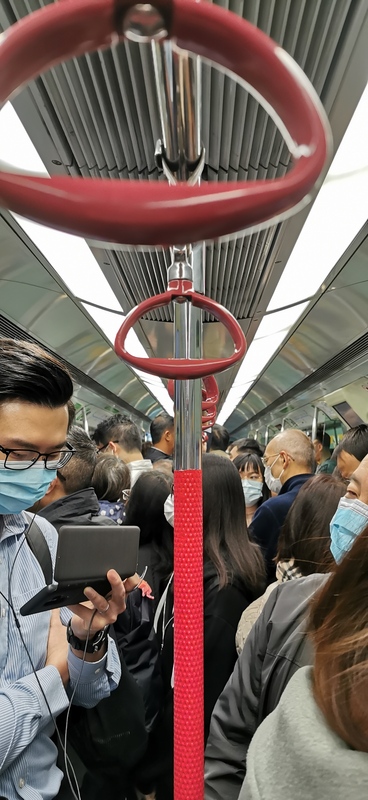 先是反送中、後又有武漢肺炎，香港經濟雪上加霜。；圖為港人對疫情高度戒備，在地鐵車廂中幾乎全戴上口罩。