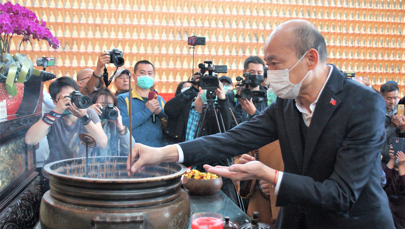 高雄市長韓國瑜（前）28日戴口罩至佛光山禮佛祈福，不忘宣導武漢肺炎防疫。 (圖:中央社)