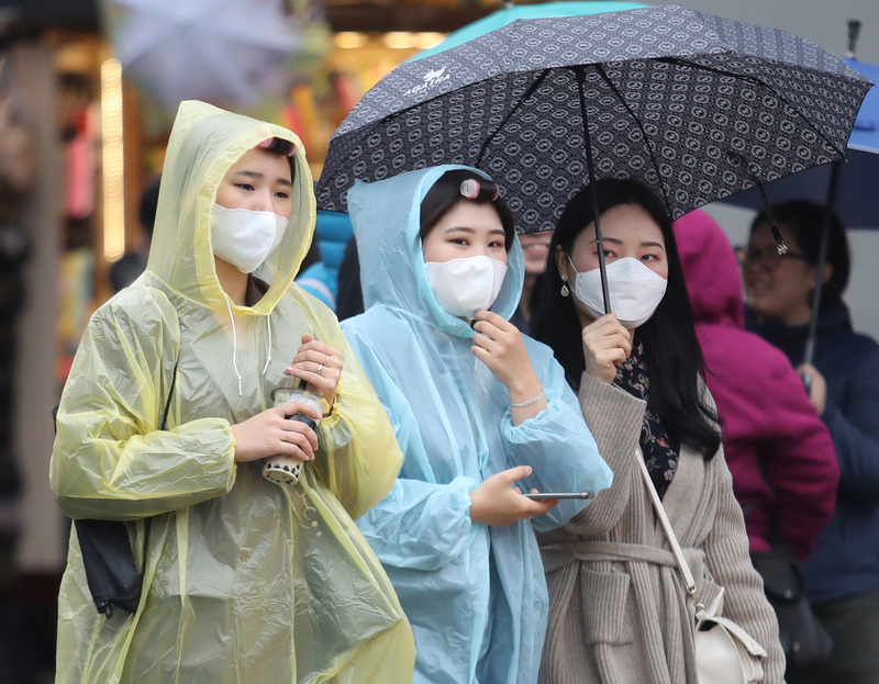 中央氣象局提醒，今天(13日)午後，就有一道鋒面逐漸南移，加上西南風勢力增強，全台各地一直到深夜，都可能有雷雨發生的機率。(圖:中央社)