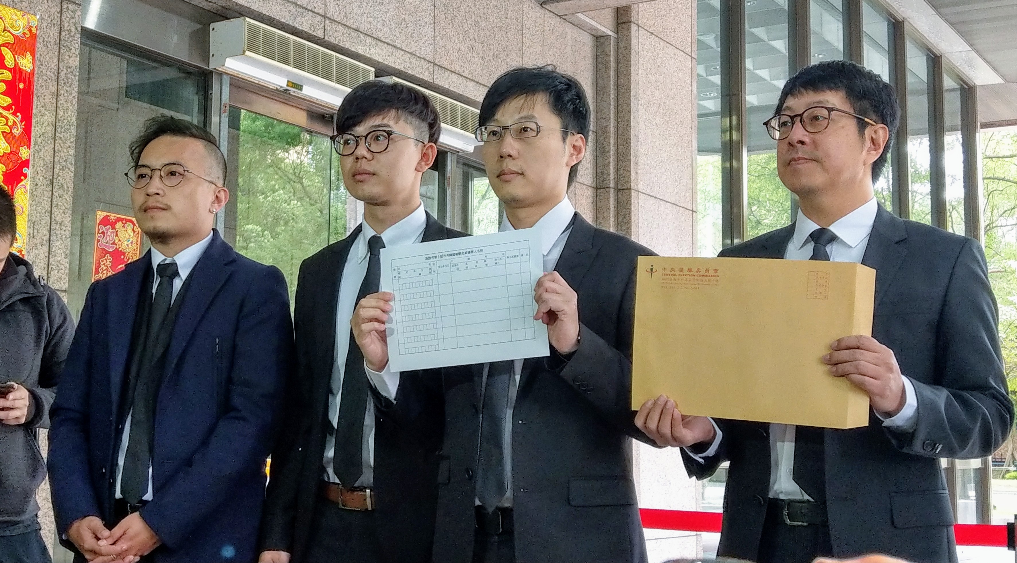 罷韓團體28日赴中選會領取連署書格式，宣布罷韓二階段正式啟動。(劉品希 攝)
