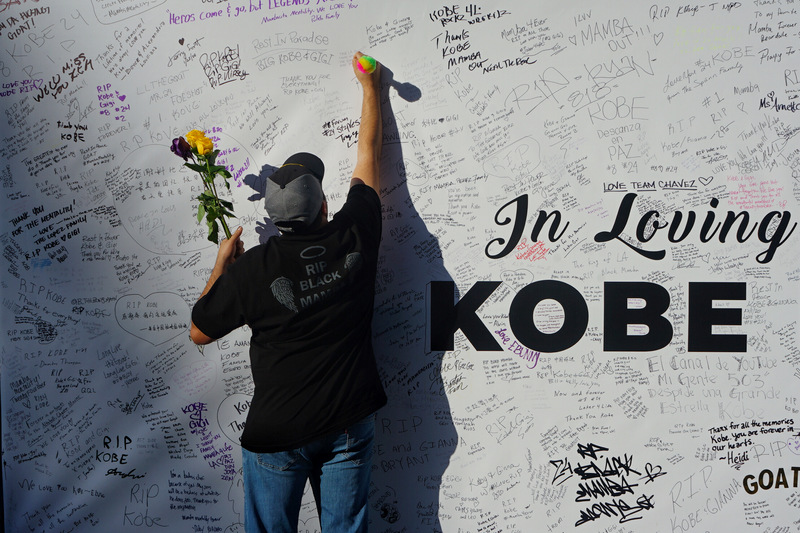 美國職籃NBA前傳奇球星布萊恩（Kobe Bryant）意外身亡，NBA明星賽最有價值球員(MVP)獎將永久改名為「布萊恩MVP獎」。圖為球迷在史泰博中心（Staples Center）的留言牆寫下對布萊恩的祝福與思念。（檔案照片/中央社）