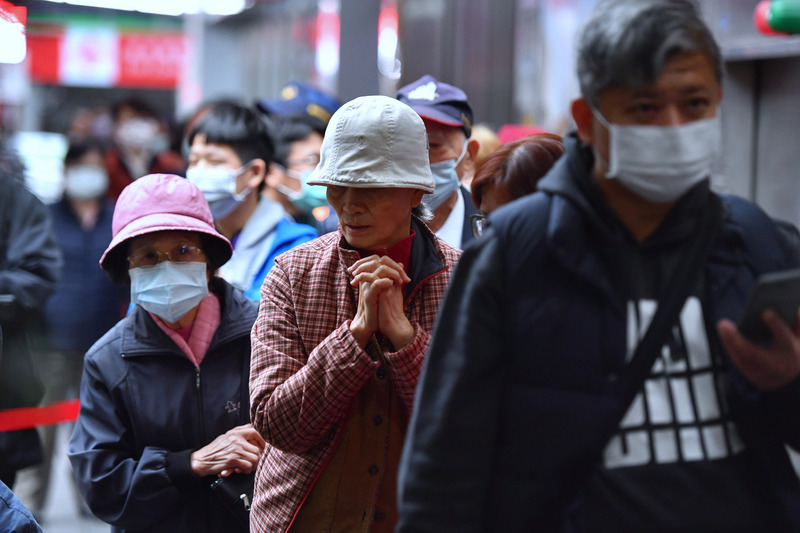 台灣出現家庭內感染武漢肺炎的首起本土確診病例，格外引發國人關注。圖為台北街頭。(中央社)